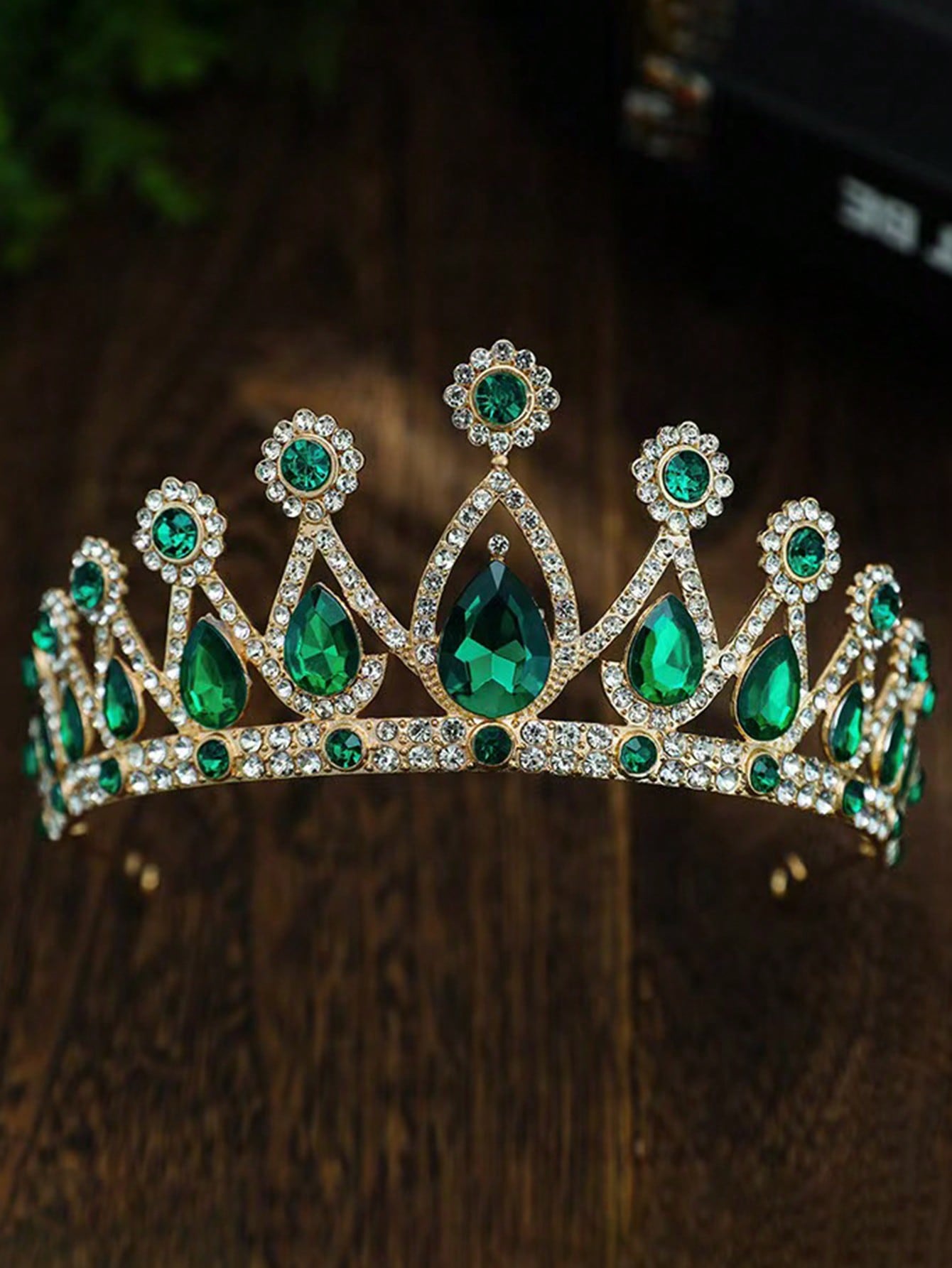Coroa de noiva elegante em estilo barroco, tiara de metal dourada decorada com pedras preciosas para mulheres. Ideal para casamentos, festas de aniversário, festas de Halloween e decoração de trajes femininos.