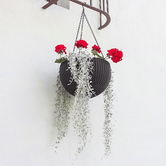 Vaso suspenso com 3 correntes; 100% material reciclado; 35 x 35 x 22 cm; capacidade 8,6 l; corpo vime